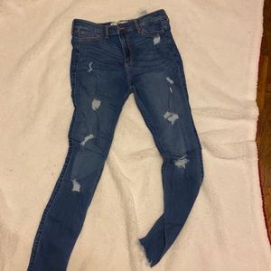 Hollister jeans w rips